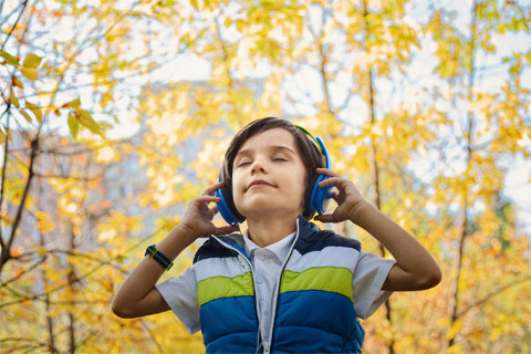 忙しい人も耳は空いている 耳を使って頭を良くする生活習慣のススメ 黒坂岳央の超 英語ブログ 英語多読サイト